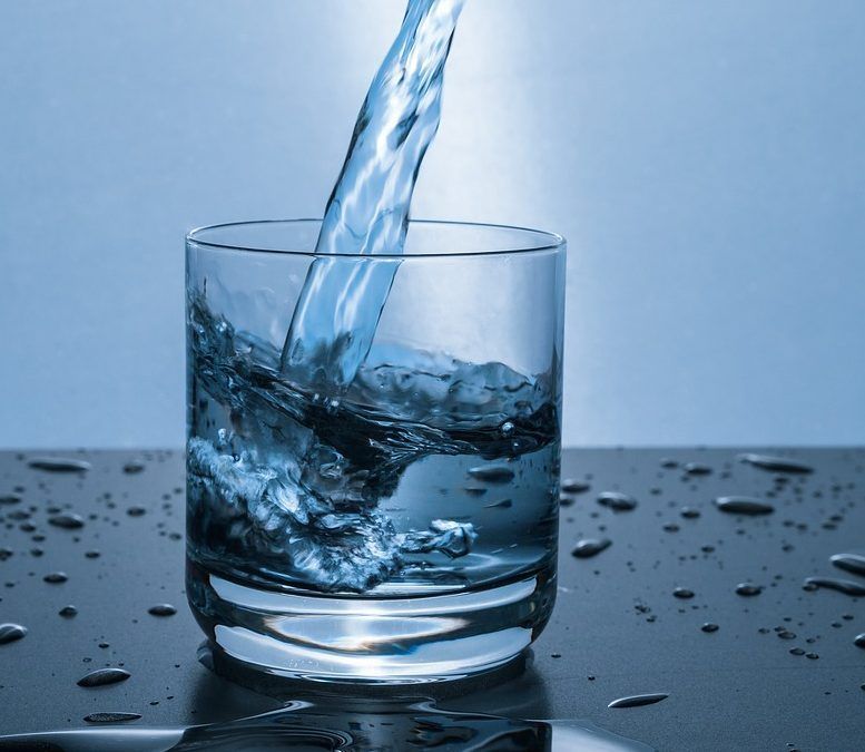 ¿Por qué el agua del grifo sabe o huele a cloro?
