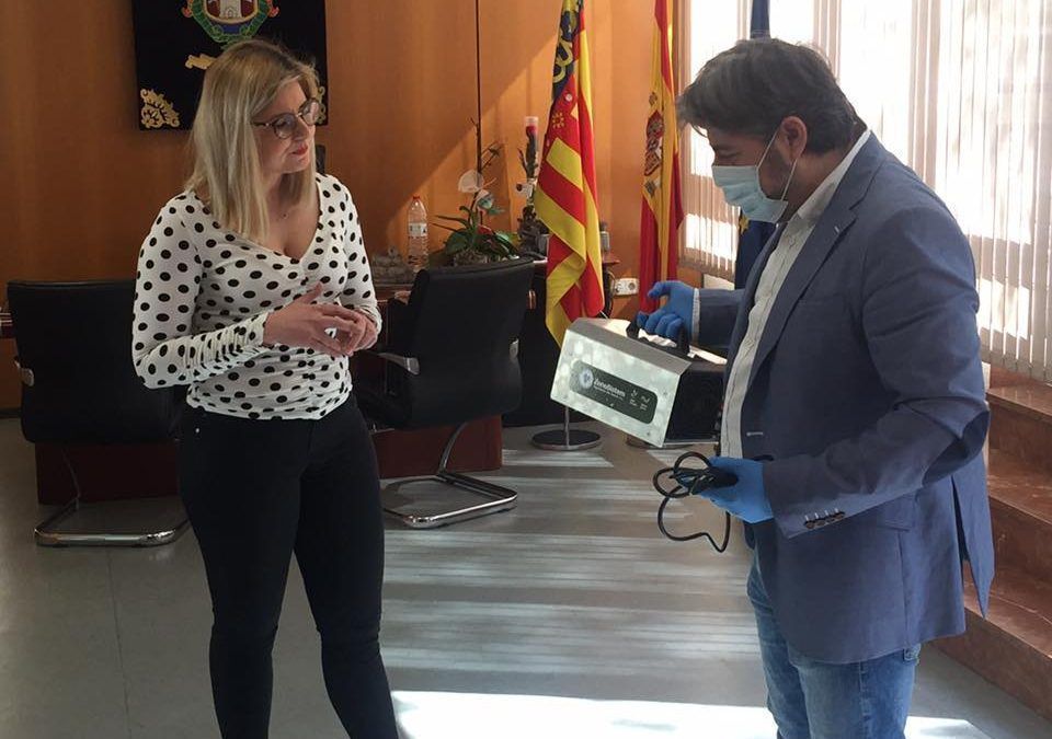 La Alcaldesa de Petrer agradece a Hidro Nature la donación de un cañón de ozono para la deseinfección de vehiculos policiales y del ayuntamiento.