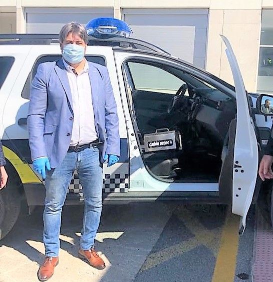La empresa Hidronature dona un generador de ozono a la Policía Local de Elda para desinfectar los coches patrulla
